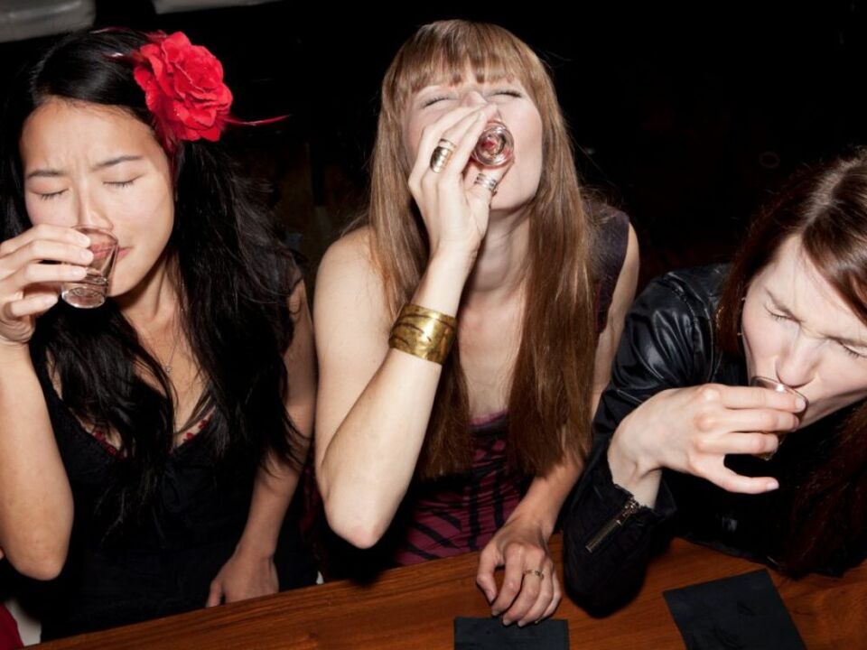 To fight alcoholism, a woman must ruin relationships with drinking friends